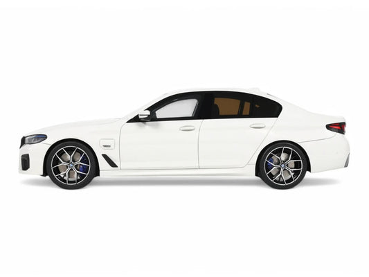2023 BMW 545e xDrive M Sport Alpine White 1/18 Model Car by GT Spirit-0