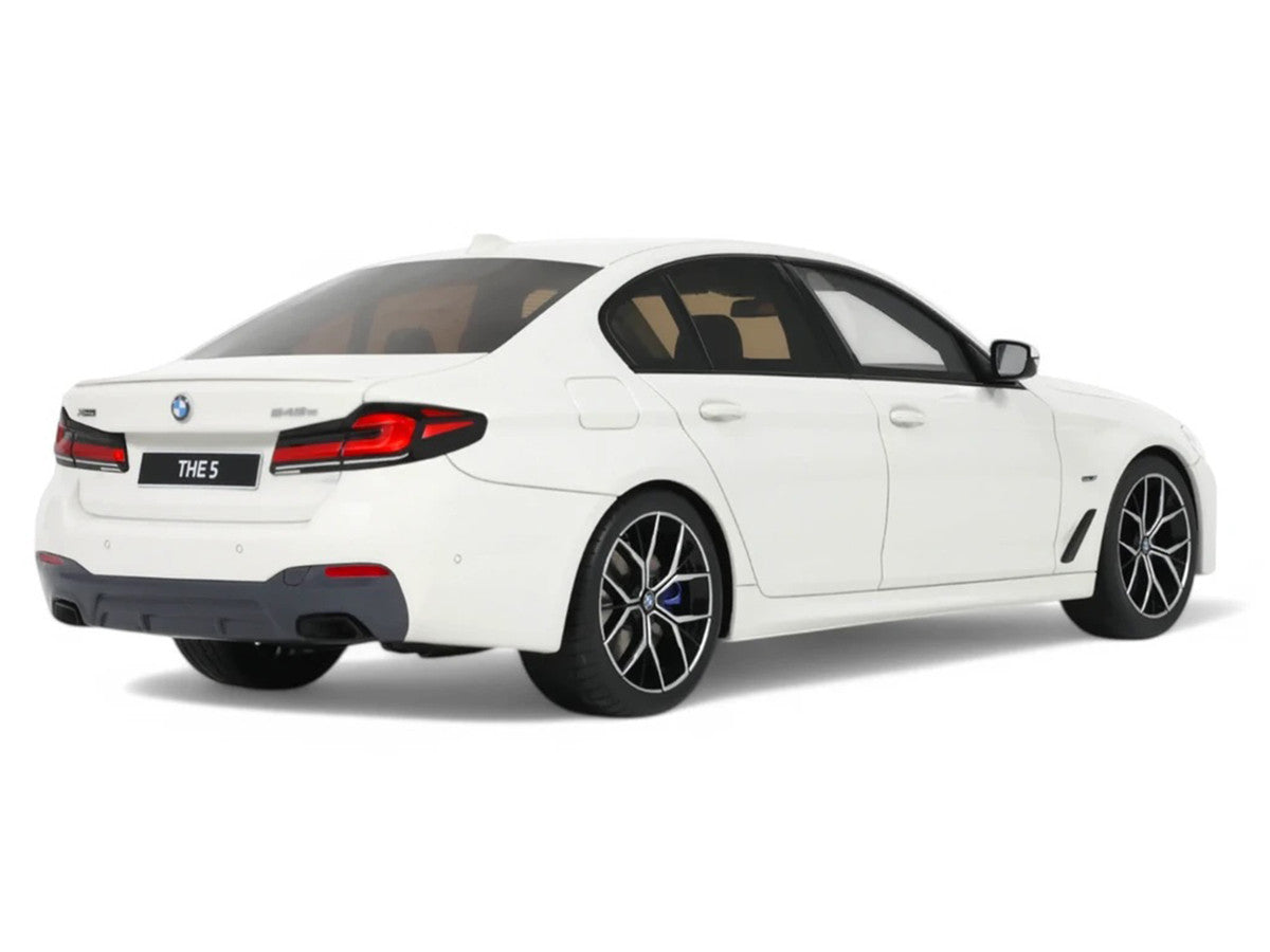 2023 BMW 545e xDrive M Sport Alpine White 1/18 Model Car by GT Spirit-1