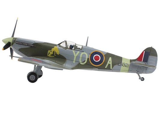 Supermarine Spitfire Mk Vb Fighter Aircraft "EN921 Flying Officer Jack Sheppard No. 401 Squadron" (1943) Royal Canadian Air Force "Air Power Series" 1/48 Diecast Model by Hobby Master-0